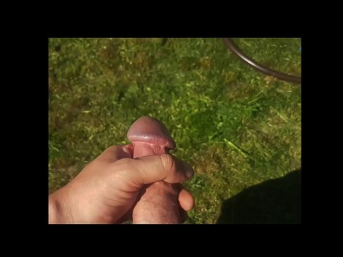 ❤️ Horúca kočka si nechá jebnúť ružovú kundičku a vystrieka sa so squirtom v letnej záhrade ❤❌ Sex video na nás ﹏