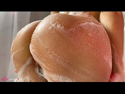 ❤️ Brunetka masturbuje kundičku s vibrátorom až do intenzívneho orgazmu v sprche ❤❌ Sex video na nás ﹏