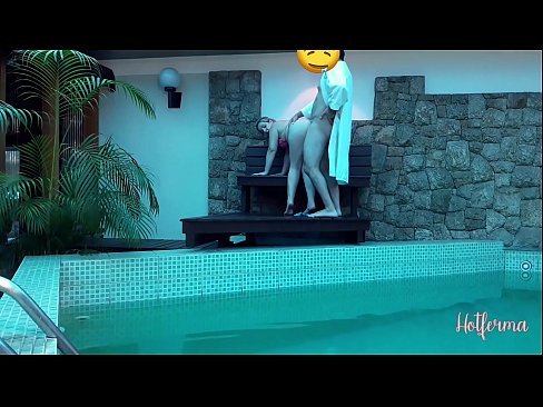 ❤️ Šéf pozve slúžku k bazénu, ale neodolala horúcemu ❤❌ Sex video na nás ﹏